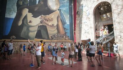 Interior del Museo Dal&iacute; de Figueres (en la zona en la que est&aacute; el pintor enterrado) lleno de visitantes.