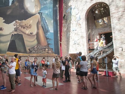 Interior del Museo Dal&iacute; de Figueres (en la zona en la que est&aacute; el pintor enterrado) lleno de visitantes.