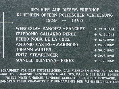 Lapida del cementerio de Bretstein (Austria) con los nombres de cinco republicanos muertos en este campo de exterminio nazi.