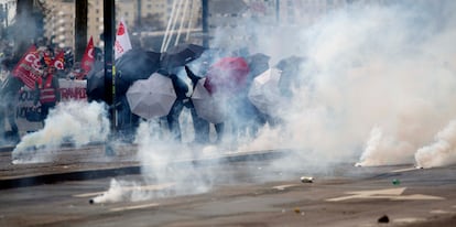 Jóvenes manifestándose en Nantes (oeste de Francia), este martes.