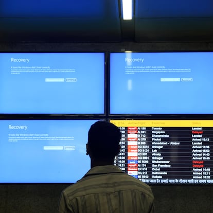 New Delhi (India), 19/07/2024.- A passenger looks at malfunctioning information screens, at the Delhi International airport in New Delhi, India, 19 July 2024. Some of the services at the Delhi Airport were temporarily impacted due to the global IT outage, the airport said in a statement. Companies and institutions around the world have been affected on 19 July by a major computer outage in systems running Microsoft Windows linked to a faulty Crowdstrike cyber-security software update. According to CrowdStrike's CEO, the issue has been identified, isolated and a fix has been deployed. (Nueva Delhi) EFE/EPA/RAJAT GUPTA
