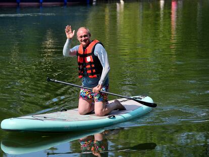 Ed Davey, con una tabla de 'paddle surf', el pasado día 26 en Streatley (Inglaterra).