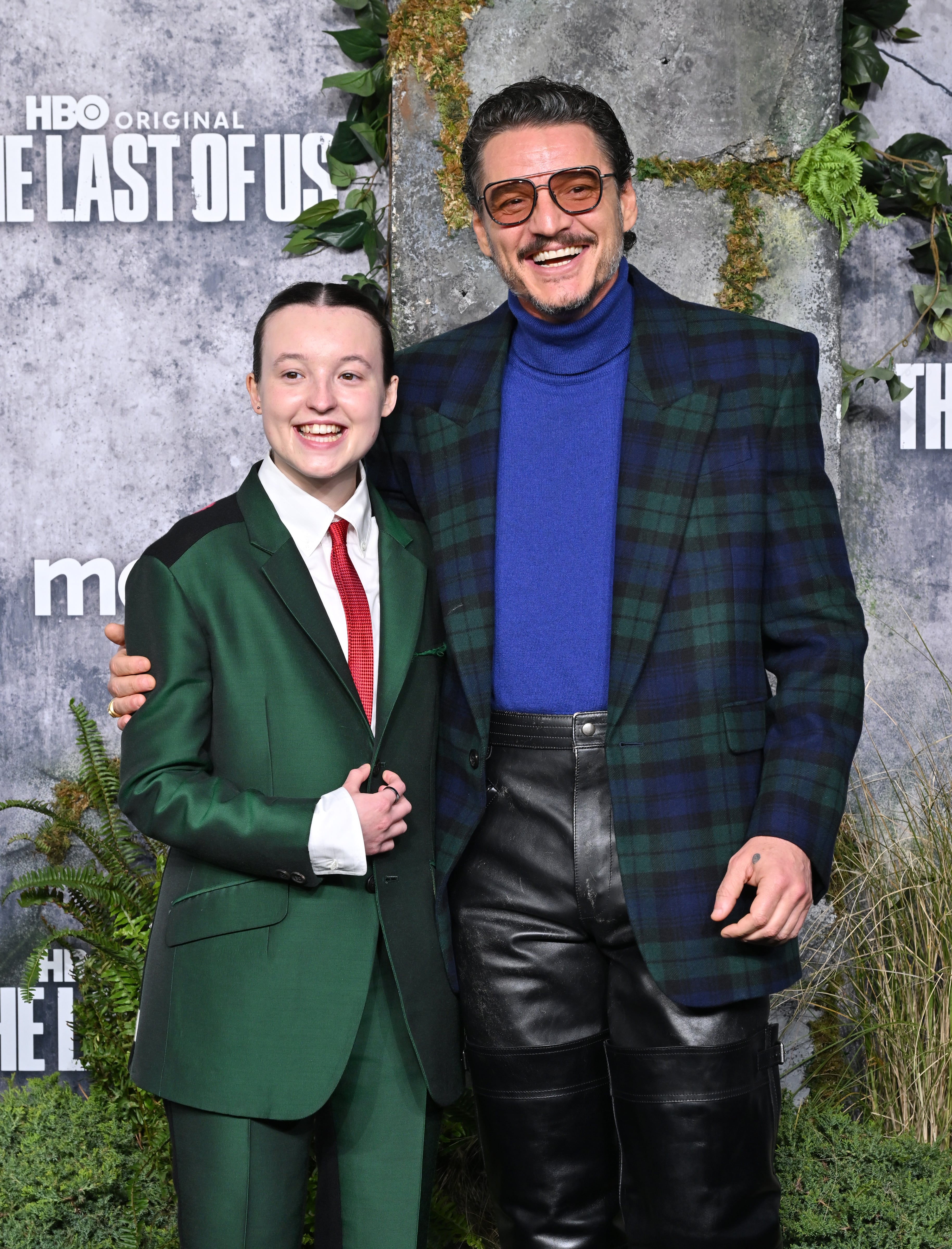 Bella Ramsey, vestida de traje, con su compañero de reparto, Pedro Pascal.