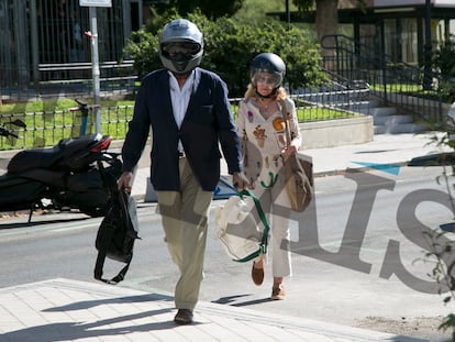 Rosalía Iglesias, en el momento de ingresar este lunes en el Centro de Inserción Social Victoria Kent, de Madrid, acompañada por Luis Bárcenas, con casco.