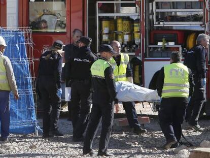 Traslado del cadáver del hombre fallecido al caerle un muro en Benimàmet.