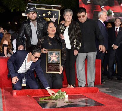 Chris Perez, A.B. Quintanilla III, Suzette Quintanilla, Marcella Samora y Abraham Quintanilla Jr. durante el acto homenaje en honor a su hermana Selena Quintanilla.