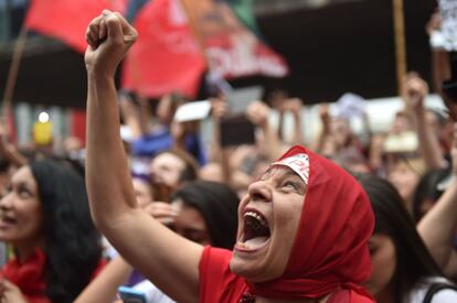 Una mujer grita durante una manifestación en contra del recién nombrado presidente de Brasil, Michel Temer, en São Paulo (Brasil).