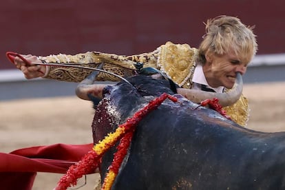 El novillero Lalo de María sufrió un pitonazo en la nariz al entrar a matar al sexto novillo de la tarde.