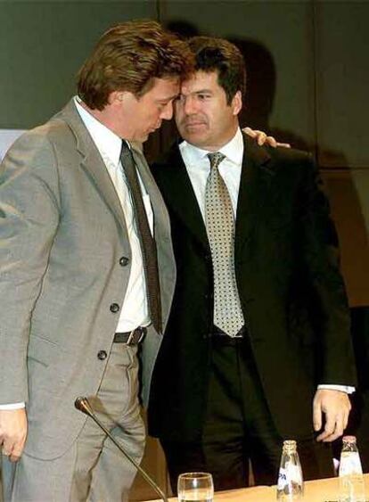 El presidente de Endemol, John de Mol, junto a Juan Villalonga en 2000.