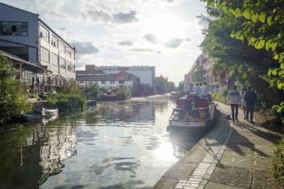 Paseo junto a un canal en Haggerston, al este de Londres.