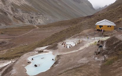 Piscinas de agua de origen magm&aacute;tico de las termas Valle de Colina, ubicadas a 2.500 metros en los Andes chilenos.
 
 