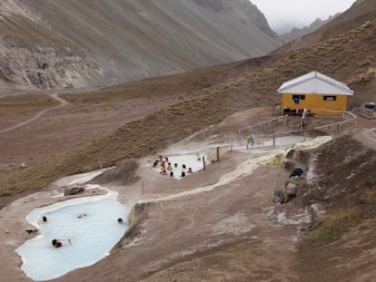 Piscinas de agua de origen magm&aacute;tico de las termas Valle de Colina, ubicadas a 2.500 metros en los Andes chilenos.
 
 