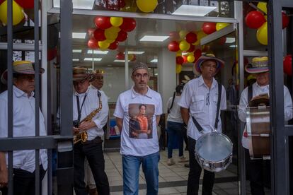 Simpatizantes de Gustavo Bolívar esperan durante el conteo de votos en la sede del candidato.