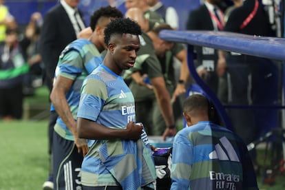 Vinicius, en el banquillo del Carlos Tartiere.