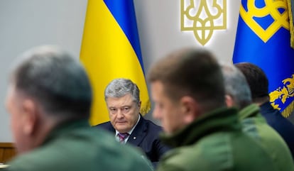 El presidente ucranio, Petró Poroshenko, en una reunión con militares el 30 de noviembre de 2018.