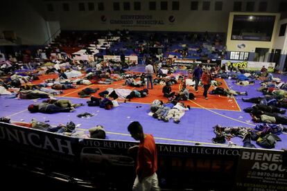 Un gran número de hondureños duerme en un polideportivo público en Santa Rosa de Copán, el 14 de octubre de 2018, en Honduras.  