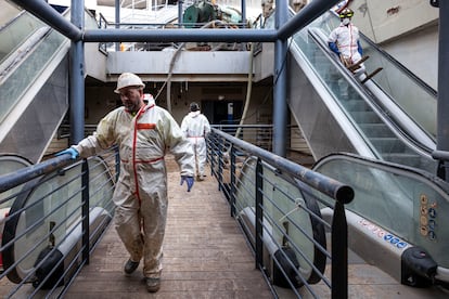 Operarios trabajando en el centro comercial MN4 de Alfafar