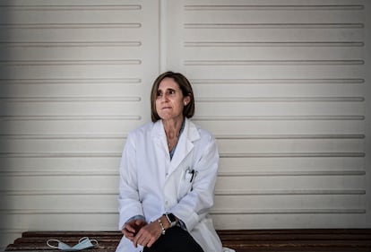 A virologista Isabel Sola, no Centro Nacional de Biotecnologia, em Madri. 