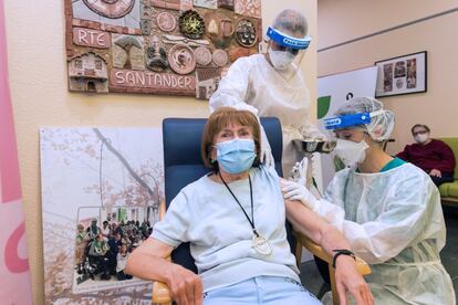 María Dolores Luzuriaga, de 72 años, ha sido la primera en recibir la vacuna contra la covid-19 en el centro de atención a la dependencia de Cueto, en Santander, y con el deseo de que sirva para "animar a otros" a ponérsela.