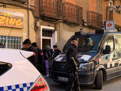 Una de las detenidas en la operación contra una red que robaba vehículos de lujo.