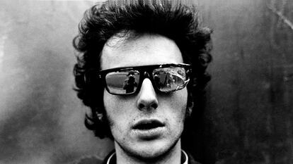 Joe Strummer, líder de The Clash, en Londres en 1976, retratado cuando aún militaba en el grupo The 101ers.