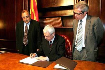 Maragall firma el decreto de convocatoria del referéndum sobre el Estatuto en presencia de Nadal y Saura.