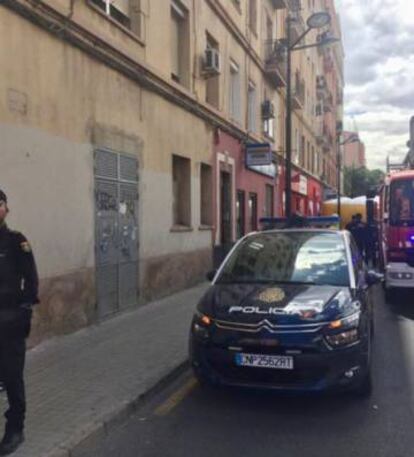 Una patrulla de la Policía Nacional junto al lugar del suceso.