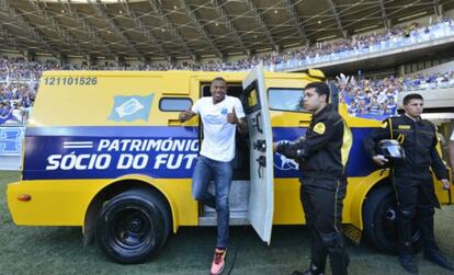 O meia-atacante J&uacute;lio Baptista sai de carro forte durante sua apresenta&ccedil;&atilde;o ao Cruzeiro, em julho de 2013.