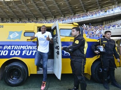 O meia-atacante J&uacute;lio Baptista sai de carro forte durante sua apresenta&ccedil;&atilde;o ao Cruzeiro, em julho de 2013.