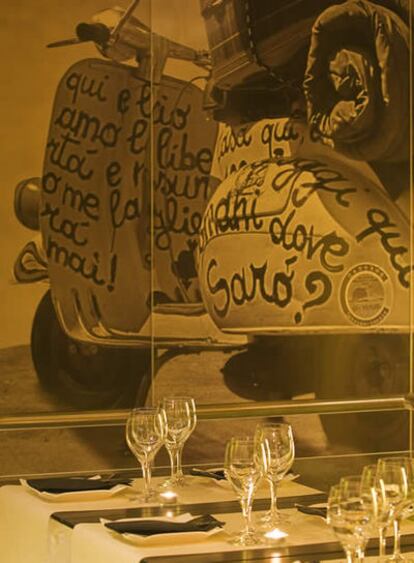 Una Vespa decorada con las letras de una canción de Patty Bravo