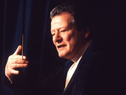 El director de orquesta Neville Marriner, en una foto de promoci&oacute;n del a&ntilde;o 2000.