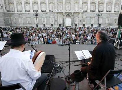 El grupo Klezmer SefardI durante el concierto en la plaza de Oriente.