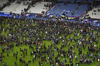 Los aficionados franceses se concentran en el césped del estadio de Saint-Denis