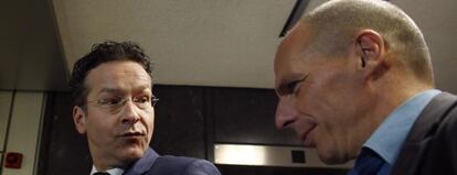 Jeroen Dijsselbloem recibe a Yanis Varoufakis antes de su reuni&oacute;n en Bruselas.