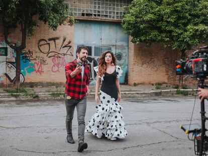 El actor Paco León dirige a Soleá Morente en su videoclip 'Lo que te falta'.