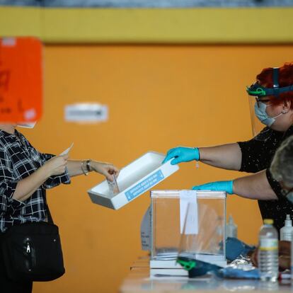 Una mujer vota en las elecciones autonómicas gallegas, en un colegio de Burela. 