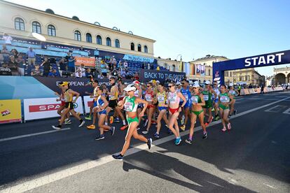 Los atletas toman la salida de la carrera de 35 km durante la prueba masculina y femenina de los 35 km marcha.