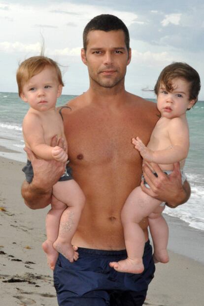 El cantante puertorriqueño, con sus hijos, en agosto de 2009.