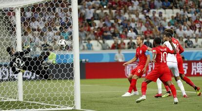 El jugador inglés Harry Kane anota el primer gol del partido.