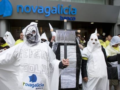 Protesta de afectados por las preferentes en Vigo en 2013. / 