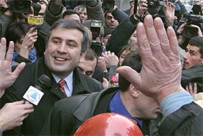 Mijaíl Saakashvili, después de depositar su voto ayer en un colegio electoral de Tbilisi.