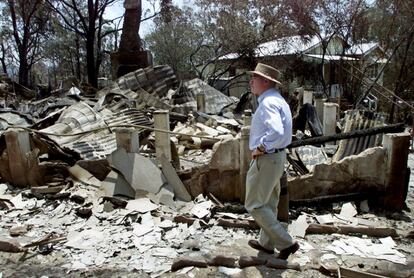 Cientos de incendios forestales en el verano de 2001 en Australia. En la imagen, el primer ministro del país John Howrad, contempla una zona devastada por las llamas en las Montañas Azules (Blue Mountains), en las afueras de Sidney.