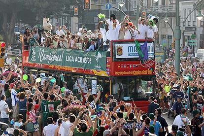 "Si, si, si, la Liga ya está aquí", "Jorge (Garbajosa) quédate" y "campeones, campeones", fueron algunos de los gritos que los miles de los aficionados de Unicaja dedicaron a los expedicionarios a su
paso por las calles de la capital malagueña, ya en dirección hacia el ayuntamiento de la capital de la Costa del Sol.