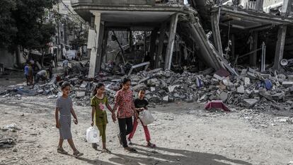 Unas niñas, este jueves entre escombros en Rafah.