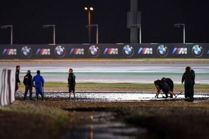 Miembros de Dorna y comisarios del circuito tratan de arreglar las escapatorias la noche del s&aacute;bado. 