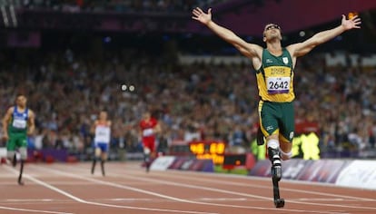 Oscar Pistorius celebra los 400 metros durante los juegos paraolímpicos en Londres 2012.