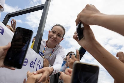 María Corina Machado saluda a sus partidarios en Carabobo.