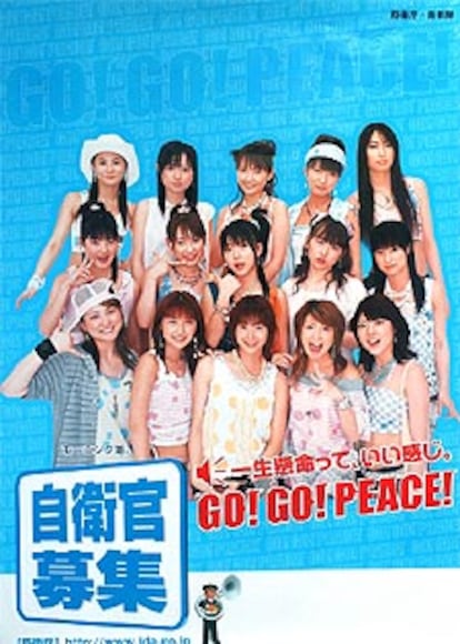 Las autoridades japonesas han contratado al grupo Morning Musume, compuesto por 15 adolescentes, para paliar el descenso de alistamientos.