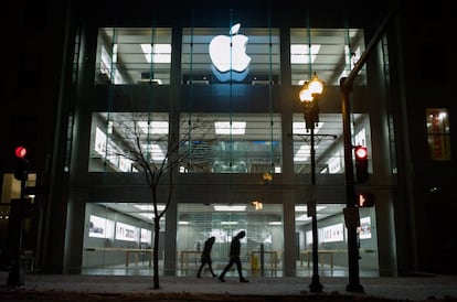 Un grupo de personas pasa junto a la Tienda Apple en Boston, Massachusetts (EE.UU.)