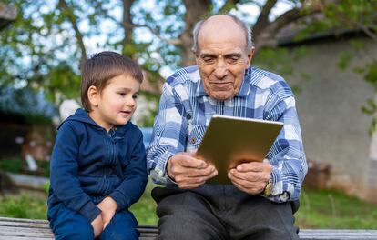 Tanto las personas de la tercera edad como los más jóvenes mejorarán sus habilidades digitales gracias a esta iniciativa de la Fundación Orange.